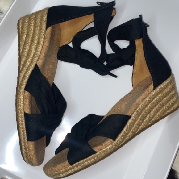 UGG TRACI Women’s Espadrille Wedge Sandals Size 8 Knotted Ankle-Strap Zip Up - Picture 2 of 6